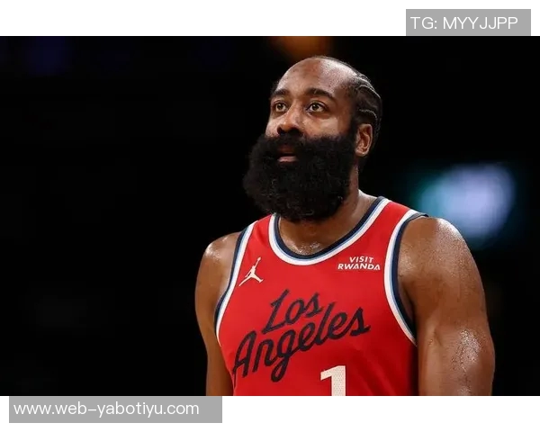 哈登三分首球遭格莱姆斯肘击裁判未作判罚引争议